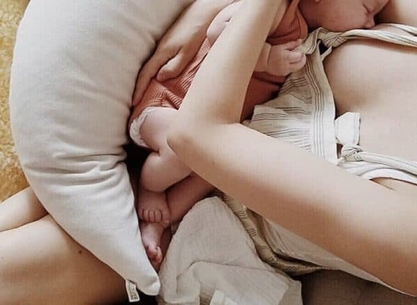 8 Nontoxic Breastfeeding Essentials For Mom & Baby!